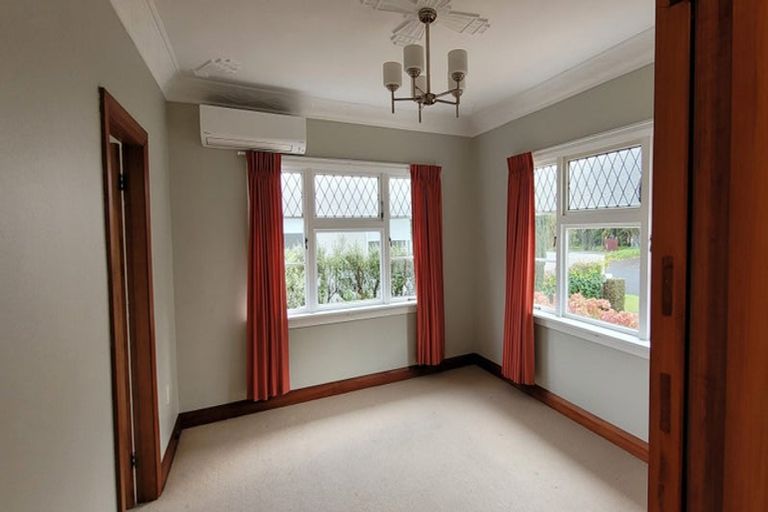 Photo of property in 32 Victoria Road, New Plymouth, 4310