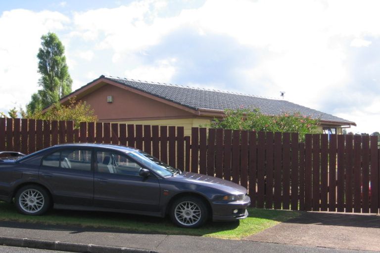 Photo of property in 3 Adam Sunde Place, Glen Eden, Auckland, 0602