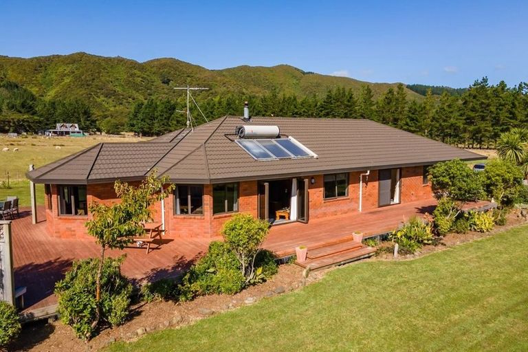 Photo of property in 150 Upper Fitzherbert Road, Wainuiomata, Lower Hutt, 5373