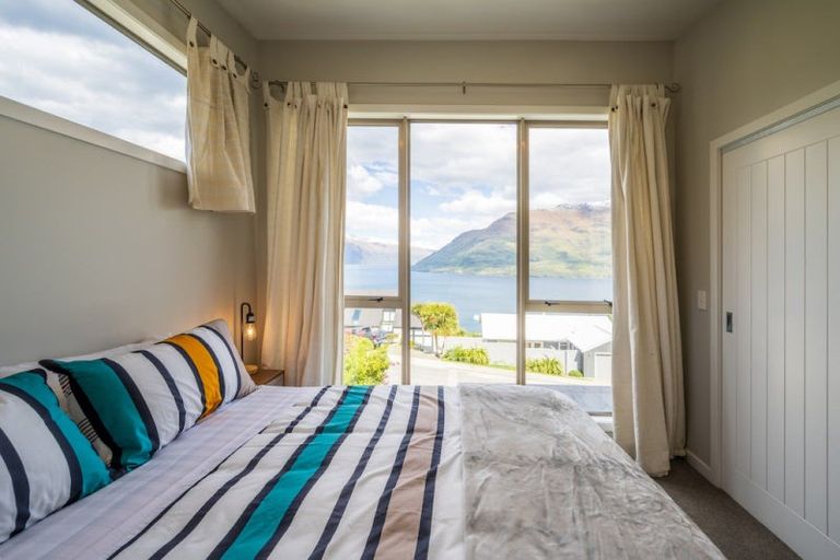 Photo of property in 72 Wynyard Crescent, Fernhill, Queenstown, 9300