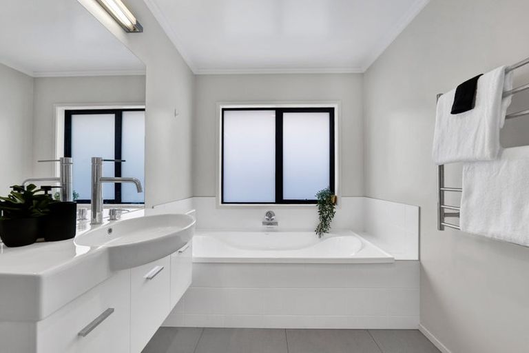 Photo of property in 28 Paynters Avenue, Strandon, New Plymouth, 4312