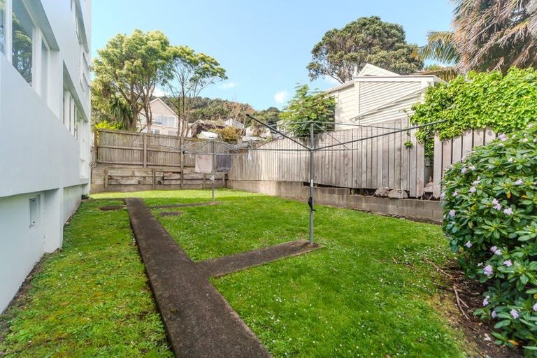 Photo of property in Westgate Flats, 4/36 Queen Street, Mount Victoria, Wellington, 6011