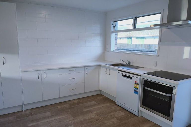 Photo of property in 2/74 Portage Road, New Lynn, Auckland, 0600