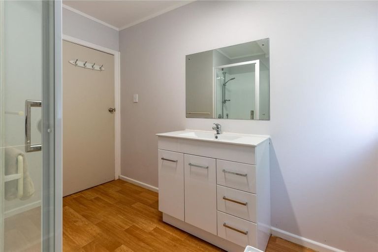 Photo of property in 9 Tracey Terrace, Te Atatu South, Auckland, 0602