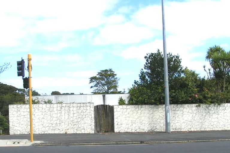 Photo of property in 104 Onewa Road, Northcote, Auckland, 0627