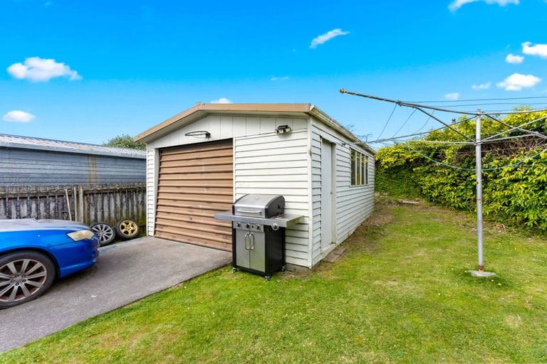 Photo of property in 48 Amberley Avenue, Te Atatu South, Auckland, 0610