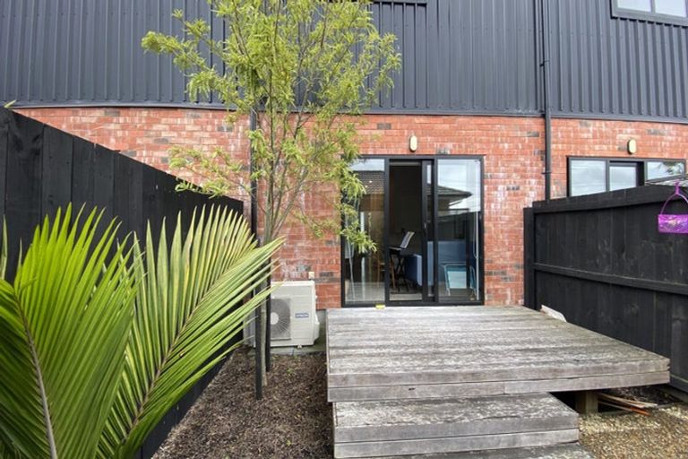 Photo of property in 8 Whakarato Way, Takanini, 2112