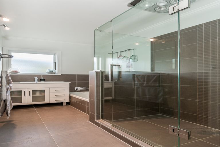 Photo of property in 44 Hepburn Road, Glendene, Auckland, 0602