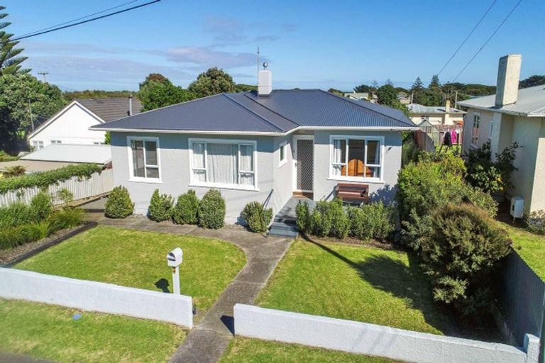 Photo of property in 3 Omori Place, Castlecliff, Whanganui, 4501
