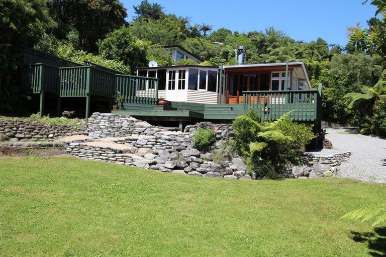 Photo of property in 15 Weenink Road, Karoro, Greymouth, 7805