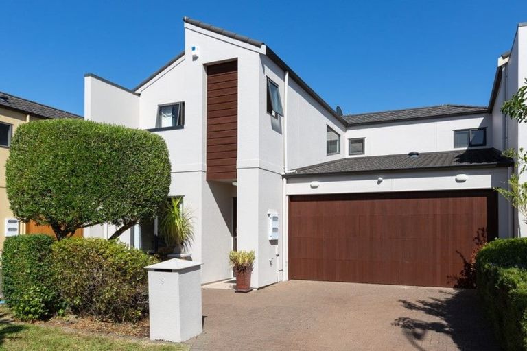 Photo of property in 9 Spalding Rise, Golflands, Auckland, 2013