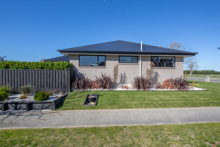 Photo of property in 2 Puriri Street, Pegasus, 7612