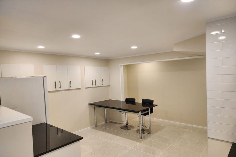 Photo of property in 102 Wiseley Road, West Harbour, Auckland, 0618