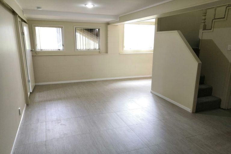 Photo of property in 14 Lavery Place, Sunnynook, Auckland, 0632