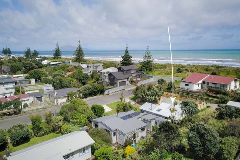 Photo of property in 3b Kowhai Street, Otaki Beach, Otaki, 5512