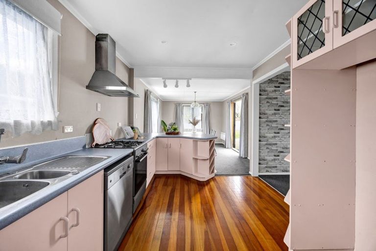 Photo of property in 14 Karaka Street, Merrilands, New Plymouth, 4312