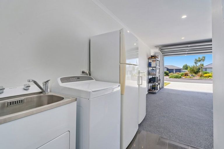 Photo of property in 18 Roseberry Place, Whitianga, 3510