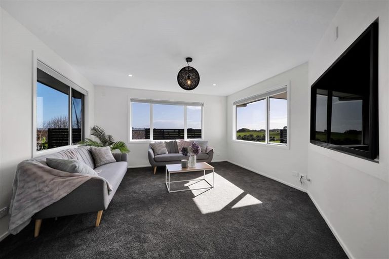 Photo of property in 4 Vardon Way, Waiwhakaiho, New Plymouth, 4312