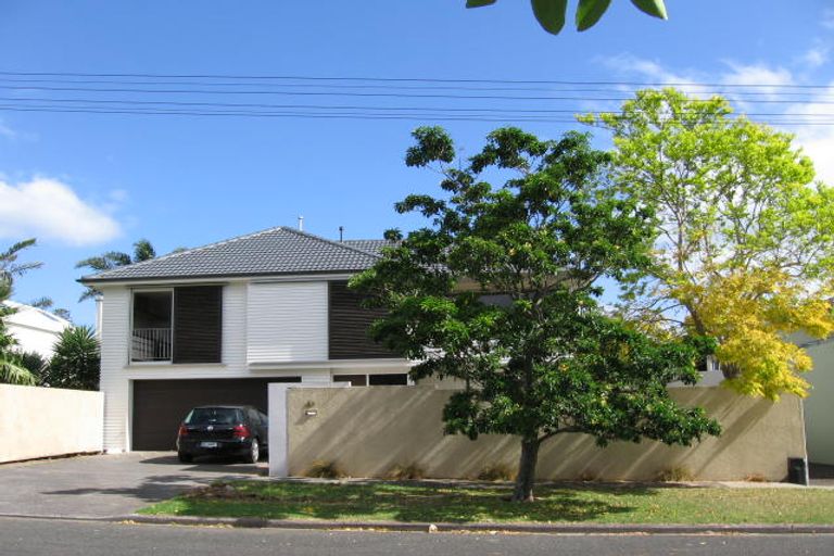 Photo of property in 2/4 Crete Avenue, Milford, Auckland, 0620