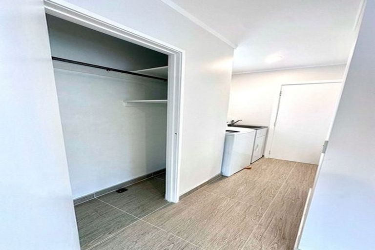 Photo of property in 1a Kiwi Esplanade, Mangere Bridge, Auckland, 2022