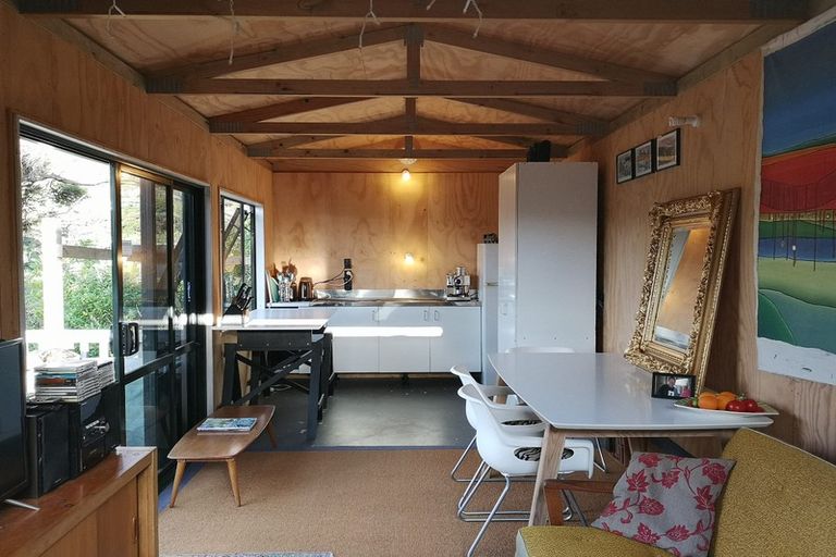 Photo of property in 23 Rayner Road, Piha, 0772