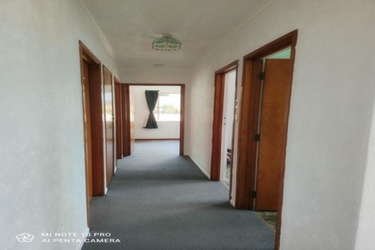 Photo of property in 81 Chivalry Road, Glenfield, Auckland, 0629