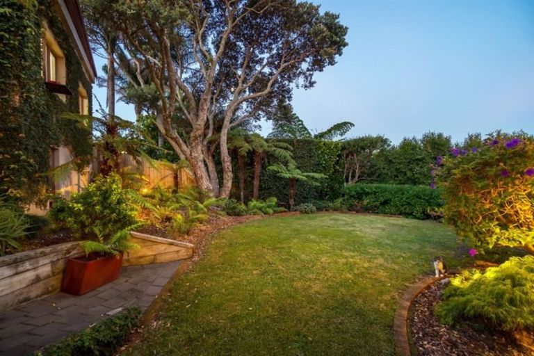 Photo of property in 5 Eastcliffe Road, Castor Bay, Auckland, 0620