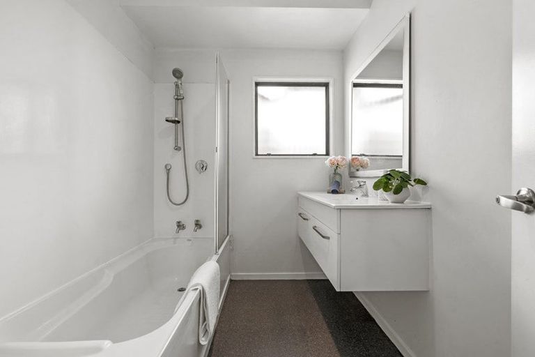 Photo of property in 2/122 Finlayson Avenue, Clendon Park, Auckland, 2103