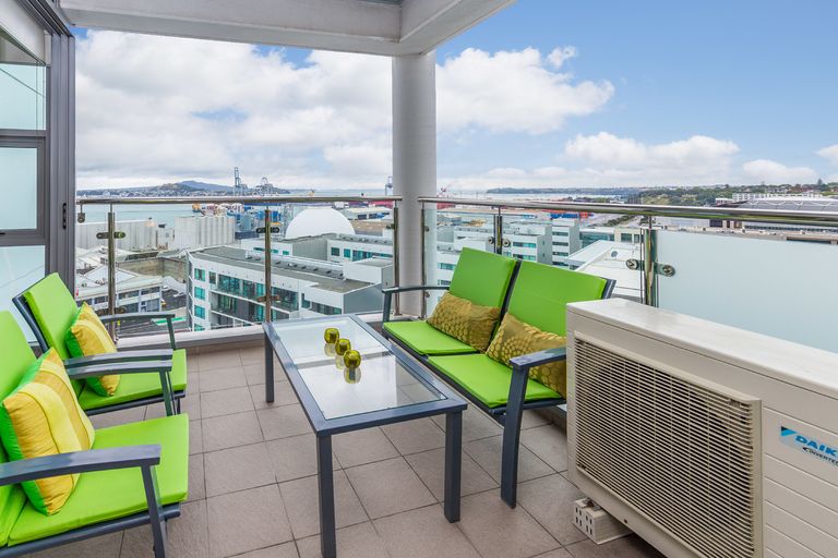 Photo of property in 30 Beach Road, Te Atatu Peninsula, Auckland, 0610