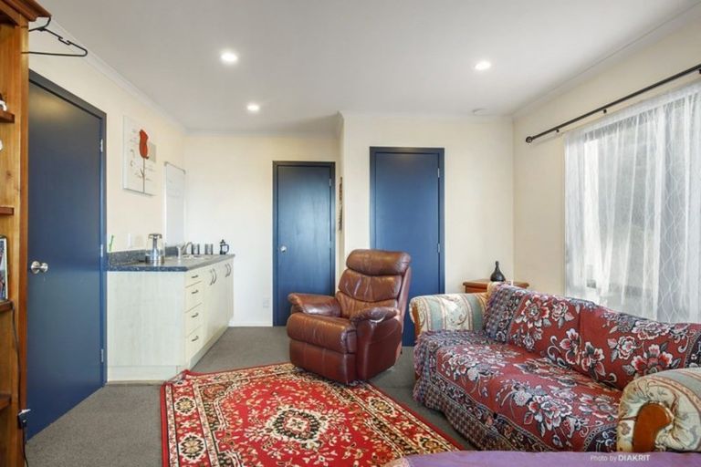 Photo of property in 39 Dress Circle, Newlands, Wellington, 6037