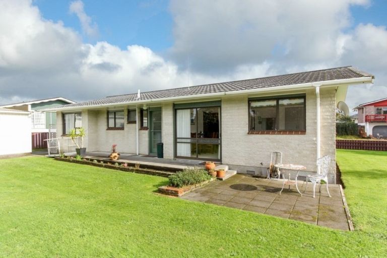 Photo of property in 1 Pokaka Place, Inglewood, 4330