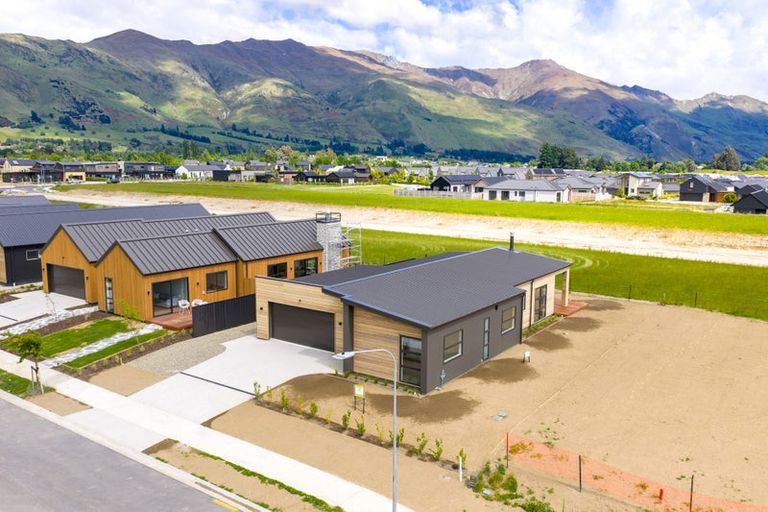 Photo of property in 17 Packer Road, Wanaka, 9382