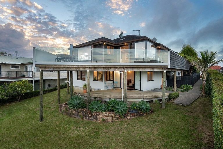 Photo of property in 36 Knights Road, Rothesay Bay, Auckland, 0630