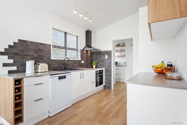 Photo of property in 48 Weatherly Road, Torbay, Auckland, 0630