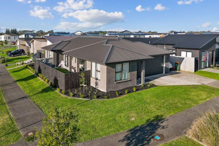 Photo of property in 1 Poutawa Lane, Clarks Beach, 2122