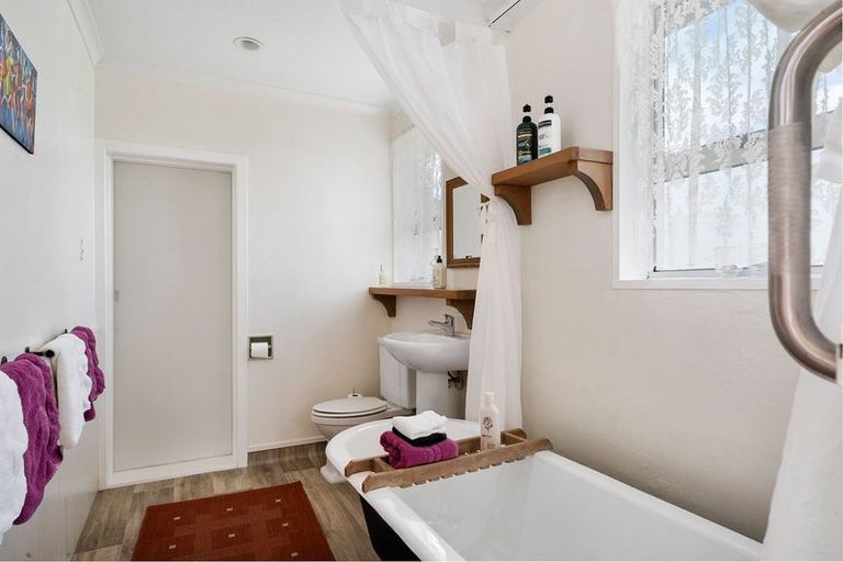 Photo of property in 12a Oxford Street, Martinborough, 5711