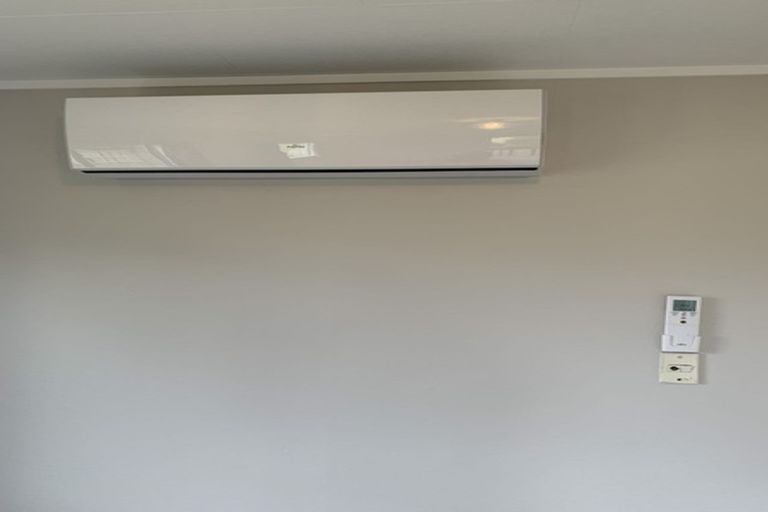 Photo of property in 2/6 Bundena Place, Clendon Park, Auckland, 2103