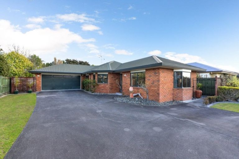 Photo of property in 48 Waiwherowhero Drive, St Andrews, Hamilton, 3200
