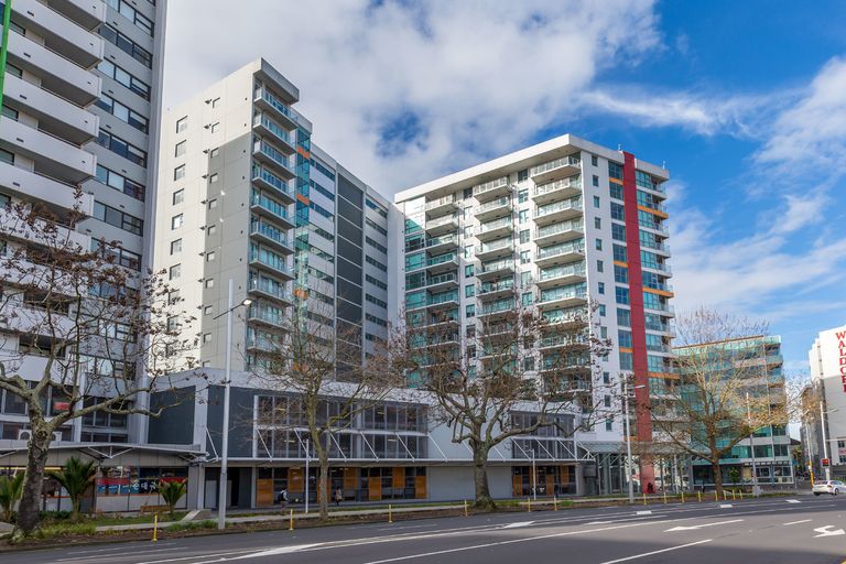 Photo of property in 30 Beach Road, Te Atatu Peninsula, Auckland, 0610