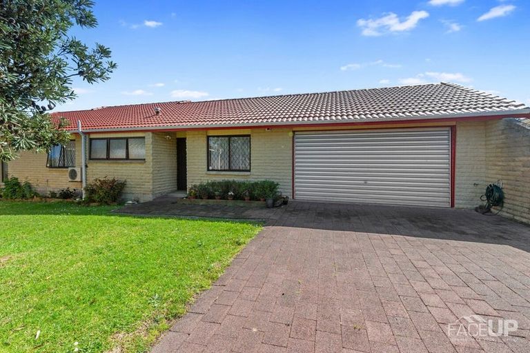 Photo of property in 5 Bosnyak Drive, Te Atatu South, Auckland, 0610