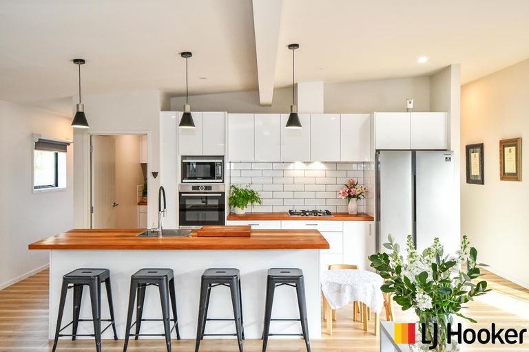 Photo of property in 16 Puriri Road, Pukekohe, 2120