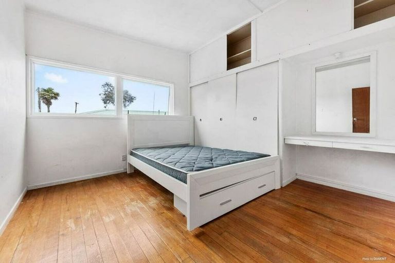 Photo of property in 15 Target Road, Totara Vale, Auckland, 0629