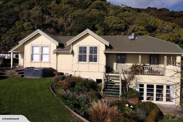 Photo of property in 465 Muritai Road, Eastbourne, Lower Hutt, 5013