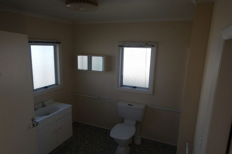 Photo of property in 13 Seaview Road, Marfell, New Plymouth, 4310