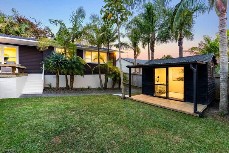 Photo of property in 21 Lantana Road, Green Bay, Auckland, 0604