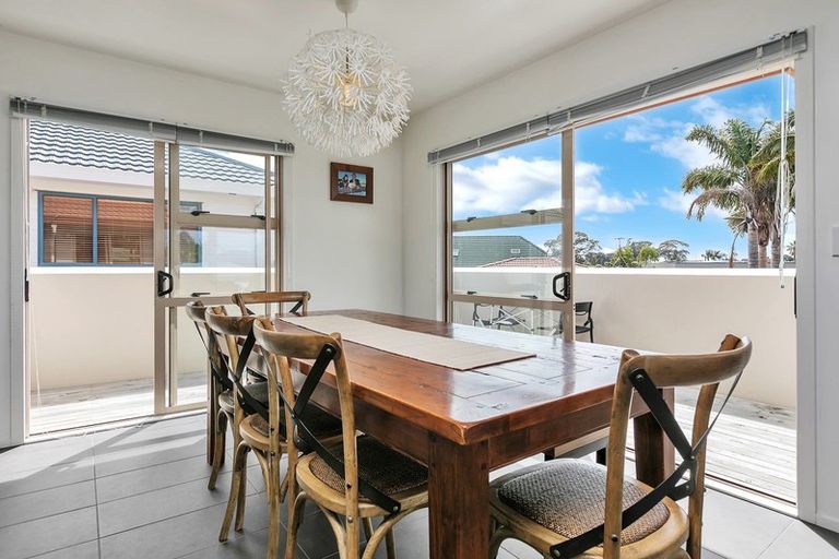 Photo of property in 3 Bridgehead Cove, West Harbour, Auckland, 0618