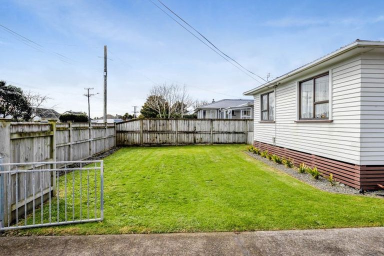 Photo of property in 14 Karaka Street, Merrilands, New Plymouth, 4312