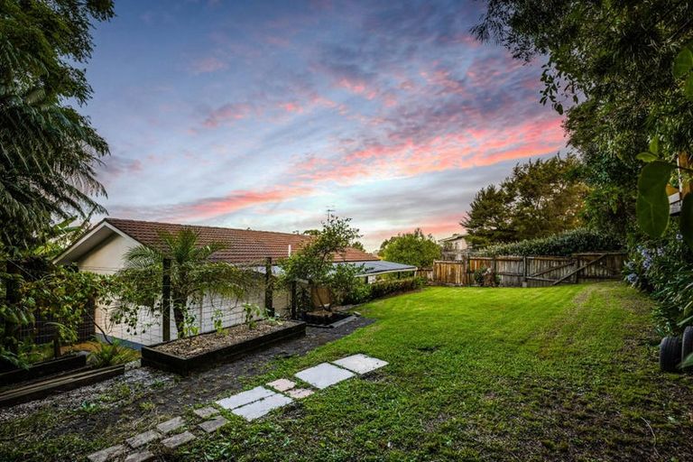 Photo of property in 15 Arde Place, Massey, Auckland, 0614