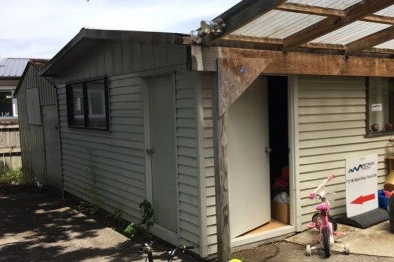 Photo of property in 31 Awaroa Road, Sunnyvale, Auckland, 0612