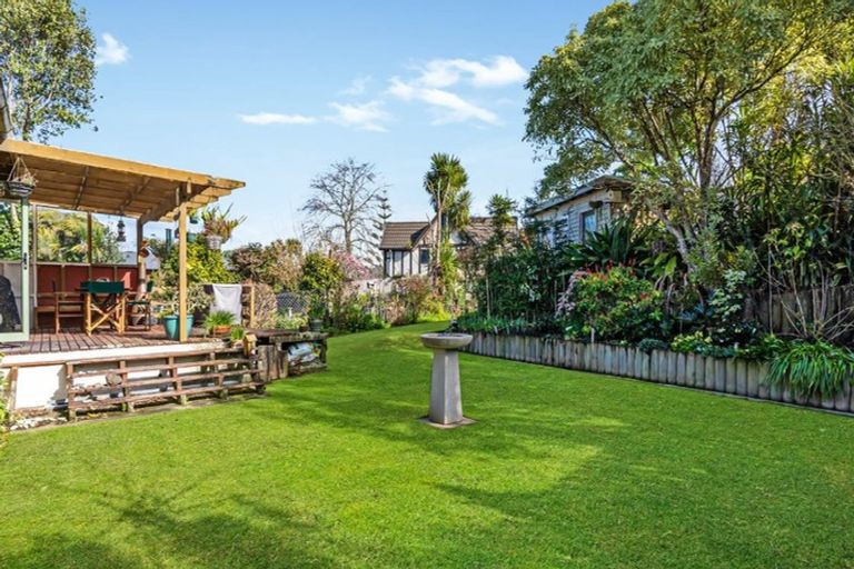 Photo of property in 21 Atkinson Road, Titirangi, Auckland, 0604